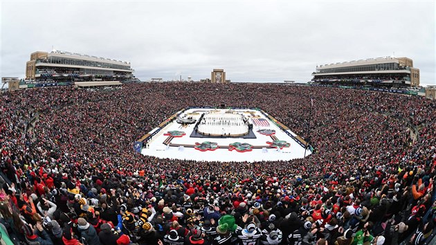 Pohled na fotbalový stadion univerzity Notre Dame při utkání NHL Winter Classic mezi Chicagem a Bostonem.