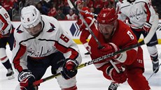 Michal Kempný (vlevo) z Washingtonu a Justin Abdelkader z Detroitu.