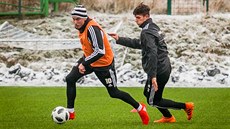 Zimní píprava eskobudjovických fotbalist. S míem operuje Ivo Táborský.