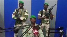 Vojáci, kteí v Gabonu zahájili pevrat, v ele s dstojníkem Republikánské...