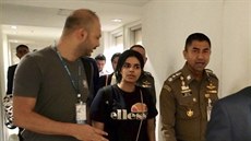 Rahaf Kunúnová (uprosted) opustila v pondlí odpoledne pokoj letitního...