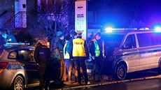 Policiesté ped budovou, kde pi únikové he v Koszalinu na severu Polska...