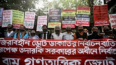 Lidé protestují v bangladéské Dháce a poadují uspoádání nových voleb. (3....