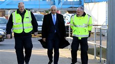 Britský ministr vnitra Sajid Javid navštívil v Doveru zaměstnance pohraničí...