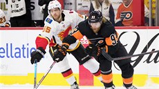 eský útoník Philadelphie Jakub Voráek (vpravo) a Noah Hanifin z Calgary v...