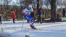 Adam Fellner na trati závodu v běžeckém lyžování v Novém Městě na Moravě