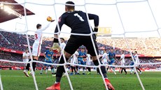 Tomáš Vaclík v brance Sevilly dostává gól od Antoinea Griezmanna z Atlética...