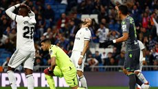 Fotbalisté Realu Madrid (v bílém) litují promarnné ance v duelu s Realem...