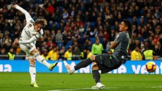 Luka Modri z Realu Madrid (vlevo) stílí na branku Realu Sociedad.