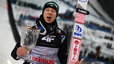 Japonský skokan na lyích Rjoju Kobajai pózuje s trofejí pro vítze Turné ty...