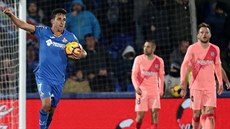 Jaime Mata z Getafe (vlevo) se raduje s gólu v zápase s Barcelonou.