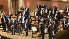 Na závr Novoroního koncertu popáli lenové eské filharmonie publiku astný...