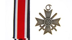 Válečné kříže, které Roberts předal členům své sítě.