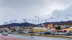 Zasnené vrcholky hor dokreslují panorama msta Ushuaia.