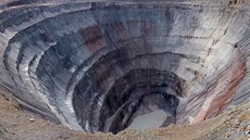 Diamantový dl Mir v sibiském mst Mirnyj je hluboký více ne 500 metr.