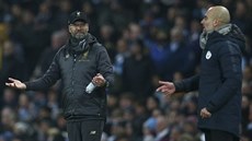 Trenéi José Mourinho (vlevo) a Pep Guardiola (vpravo) bhem vzájemného utkání v anglické Premier League.