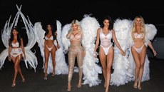 Sestry Kardashianovy si vyrazily ven v kostýmech andílk Victoria´s Secret.