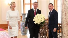Premiér Andrej Babi a jeho ena Monika na návtv v Lánech. Premiér pinesl...
