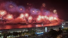 Ohňostroje rozzářily oblohu nad slavnou brazilskou pláží Copacabana v Riu de...
