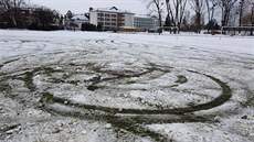 Břeclavské fotbalové hřiště Pastvisko poničila kola vozidla či vozidel, které...