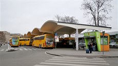 Už návrh architekta Bohuslava Fuchse počítal na autobusovém nádraží u hotelu...
