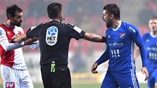 Rozhod�í Jan Jílek uklid�uje slávistu Dannyho a ostravského Milana Baro�e.