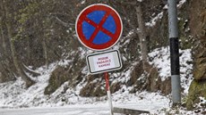 Znaky zákazu zastavení doplnné varováním ped padajícím kamením se pod skálou...
