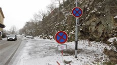 Doposud na nebezpeí, které v Mostecké ulici hrozí, upozorují pouze dopravní...
