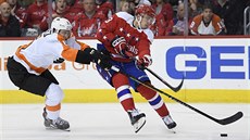 Jakub Vrána z Washingtonu u puku, brání ho  Travis Sanheim z Philadelphie.