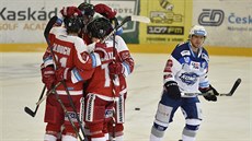 Hokejisté Olomouce se radují z gólu, Martin Erat k Komety polyká zklamání.