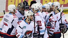 Hokejisté Chomutova se radují z výhry, mezi nimi i Radek Duda.