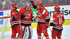 Branká� Carolina Hurricanes Petr Mrázek dostává pochvalu od svých spoluhrá�� v...