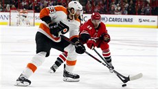 Jakub Voráek (vlevo) z Philadelphie v souboji s  Jordanem Martinookem z ...