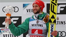 Nmecký skokan na lyích Markus Eisenbichler s pohárem za druhé místo.