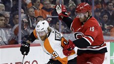 Jakub Voráek (vlevo) z Philadelphie se snaí vymanit z bránní v podání...