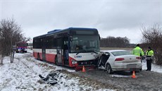 Auto náhle pejelo do protismru, stetlo se s autobusem. (3. 1. 2019)