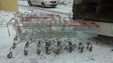 Zhruba 40 nákupních vozík� z nedalekého supermarketu cht�li cizinci ukrýt do...