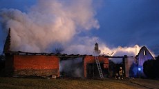 Velký po�ár, se kterým bojovalo deset jednotek hasi��, zni�il v �ubí�ov� na...