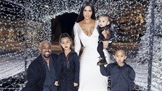 Kim Kardashianová se pochlubila na Instagramu svou rodinou (1. ledna 2019).