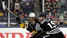 David Pastrák (vlevo) z Bostonu a Jonathan Toews z Chicaga bojují o puk.