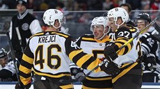 David Krejí (46), Brad Marchand (63) a Patrice Bergeron (37) oslavují...