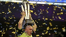 Michael Van Gerwen ádí s trofejí pro mistra svta v ipkách.