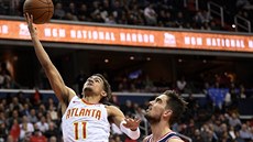 Trae Young (11) z Atlanty zakonuje na ko Washingtonu, tentokrát ho Tomá...