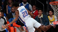 Terrance Ferguson (nahoe) z Oklahoma City narazil do Joshe Harta z LA Lakers.