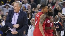 James Harden (vpravo) a Gerald Green z Houstonu oslavují vítznou trefu proti...