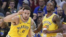 Klay Thompson (vlevo) z Golden State slaví svou trefu, radost z ní má i jeho...