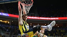 Nicolo Melli (vlevo) z Fenerbahce Istanbul zasmeoval proti Baskonii, sleduje...