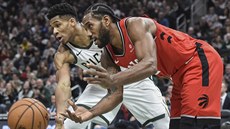 Janis Adetokunbo (vlevo) z Milwaukee a Kawhi Leonard z Toronta bojují o mí�.