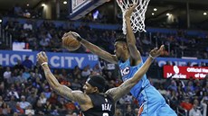 Terrance Ferguson (nahoe) z Oklahoma City piel o mí v souboji s Bradleym...