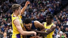 Souboj z NBA: Tomá Satoranský (vlevo) stíhá Dennise Schrödera.